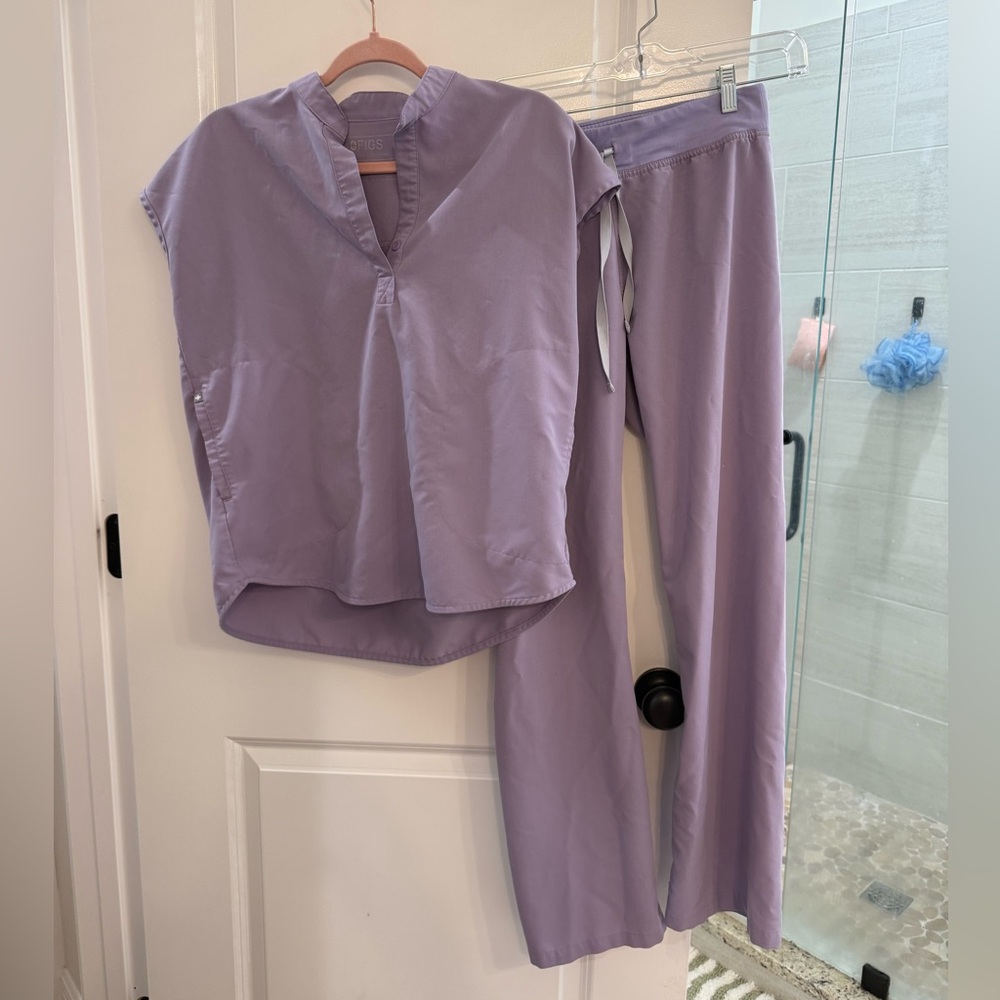 Figs lavender scrub set